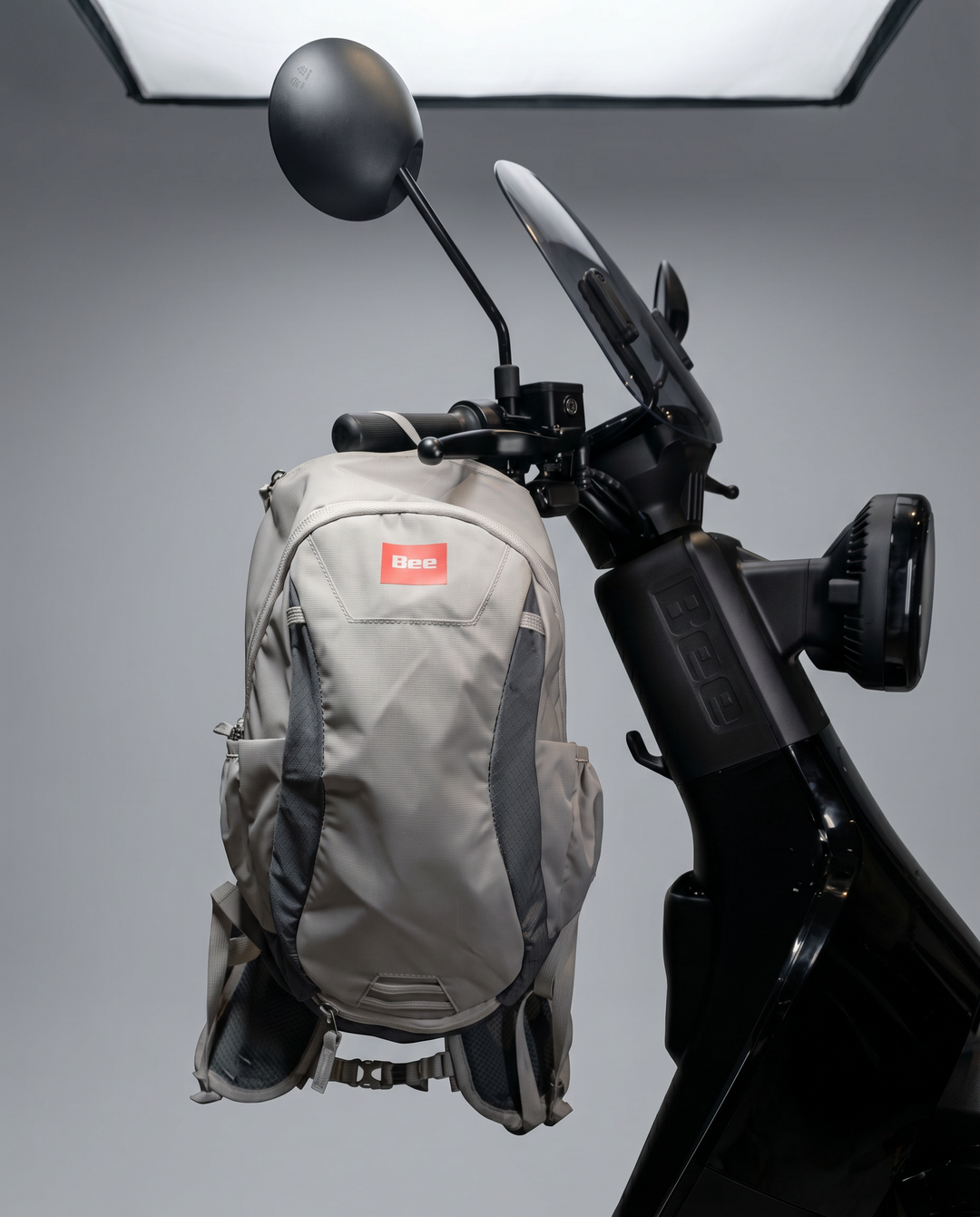 Mochila Bee com porta capacete 18L