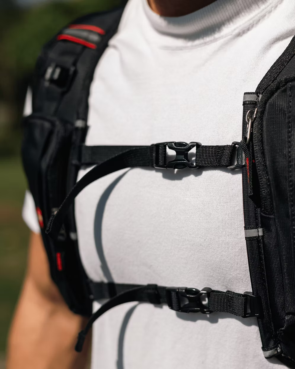 Mochila Bee com porta capacete 18L
