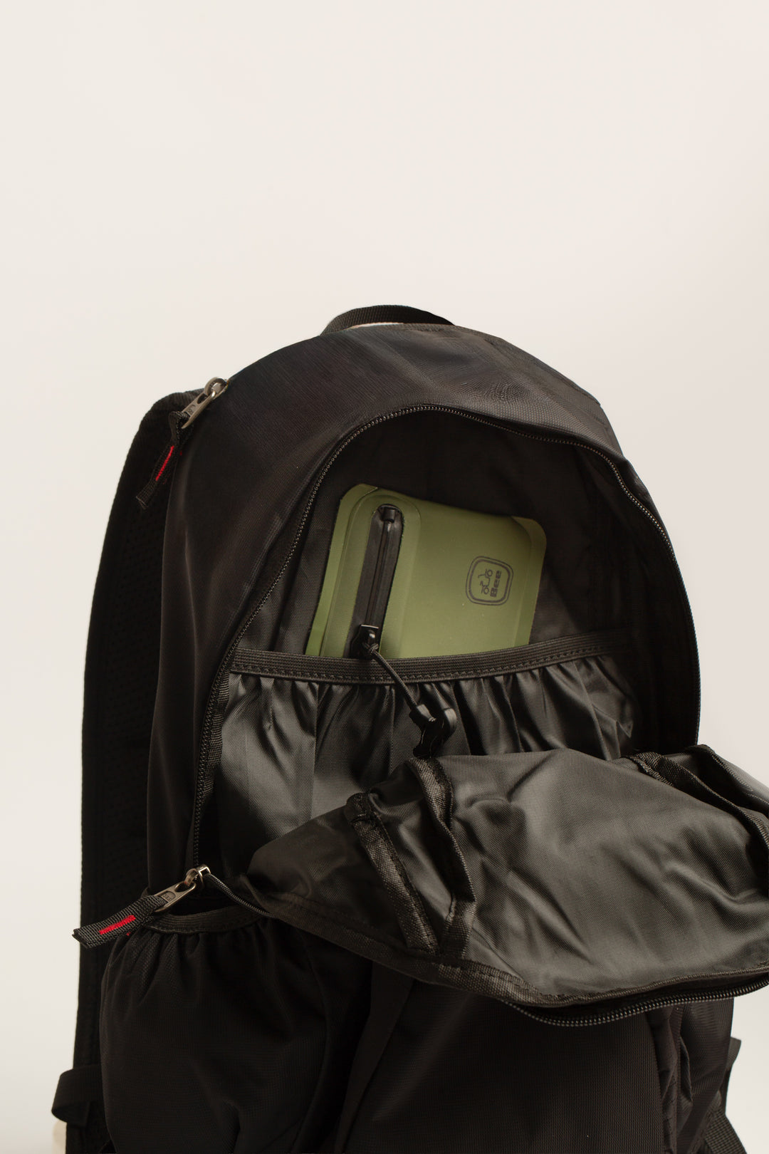 Mochila Bee com Porta Capacete 18L