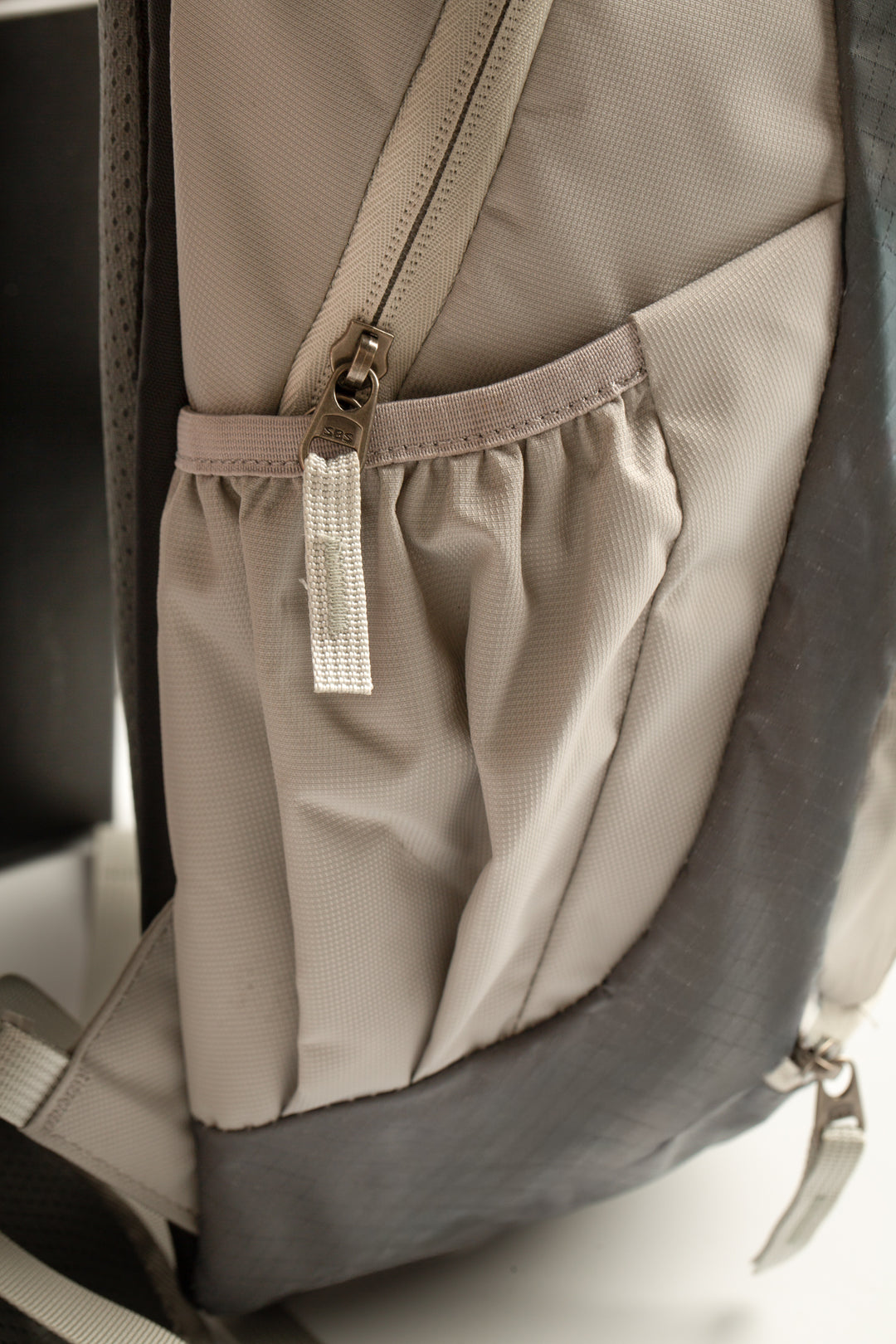 Mochila Bee com Porta Capacete 18L