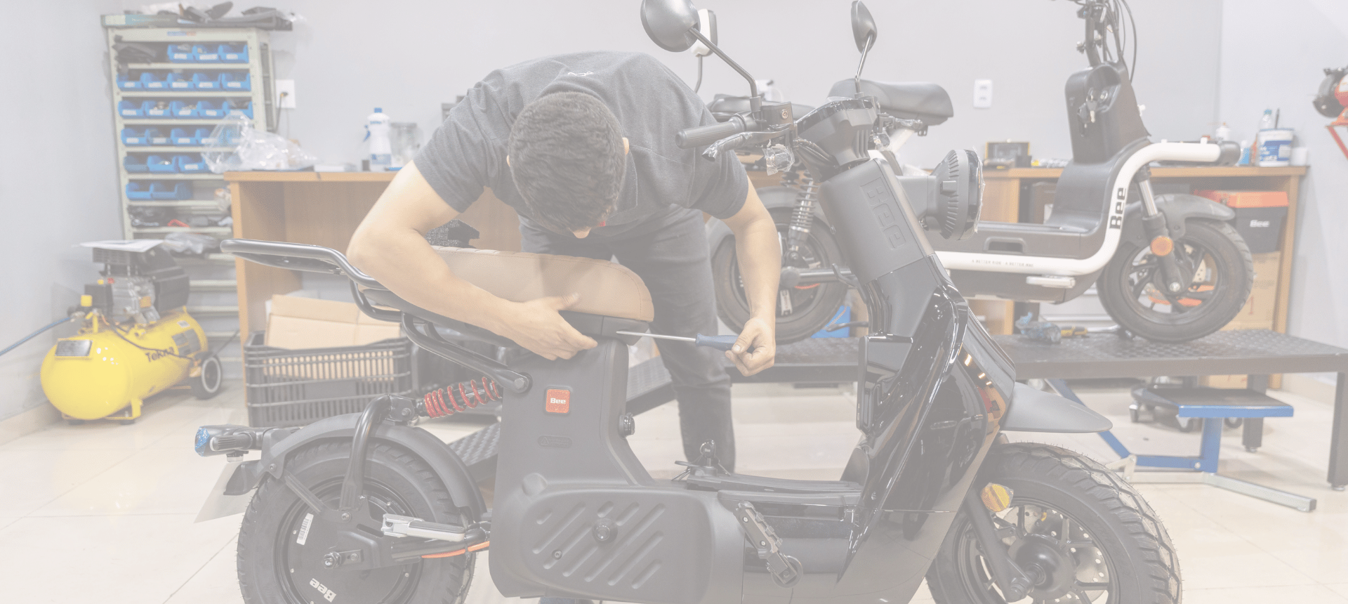 Mecanico Bee trabalhando em moto eletrica
